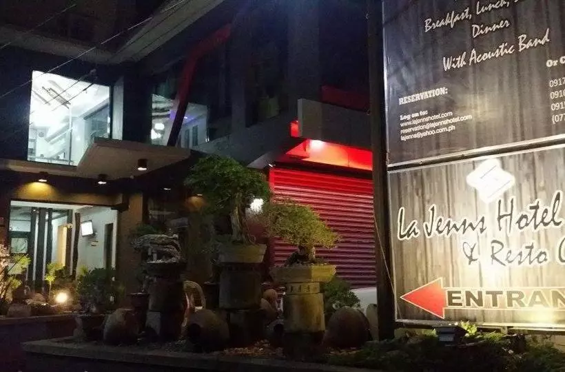 ホテル La Jenns  And Resto Grill