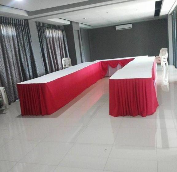 호텔 La Jenns And Resto Grill