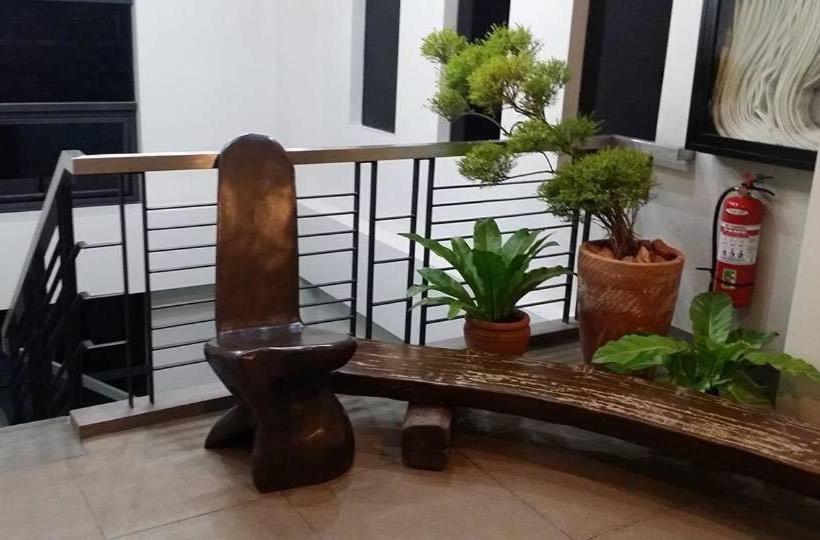 호텔 La Jenns And Resto Grill