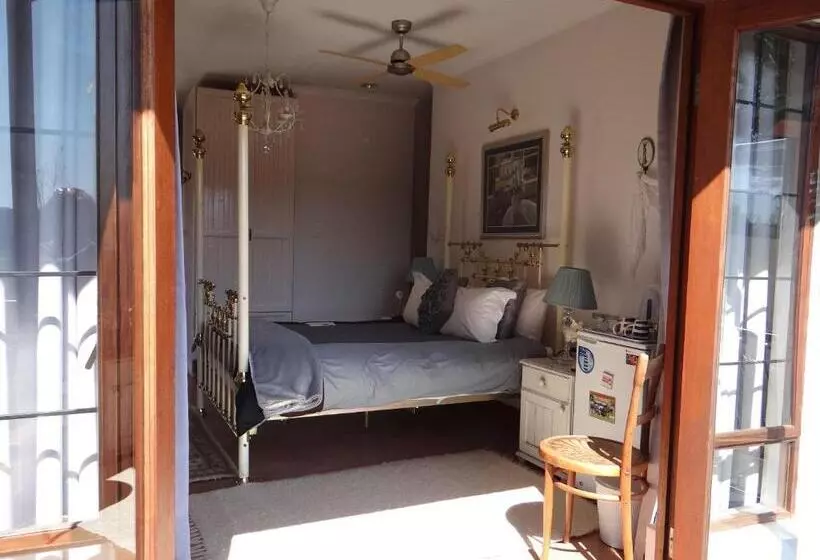 تختخواب و صبحانه Art Gallery Guest House