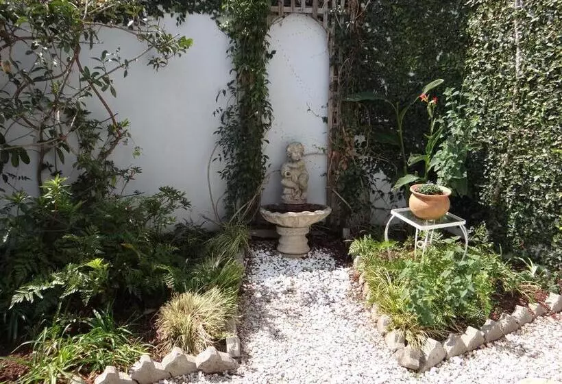 تختخواب و صبحانه Art Gallery Guest House
