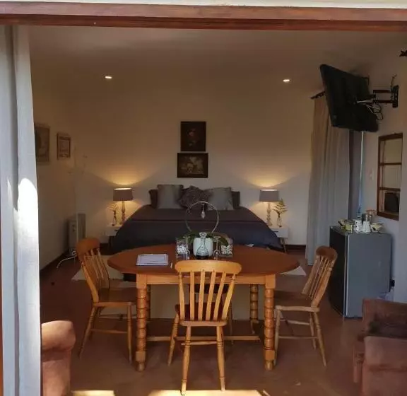 تختخواب و صبحانه Art Gallery Guest House
