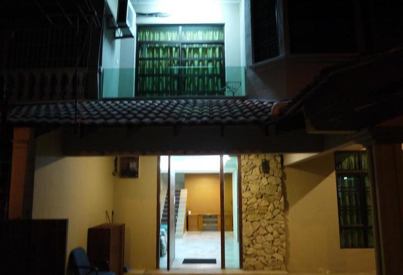 Hotelli Alor Akar Homestay