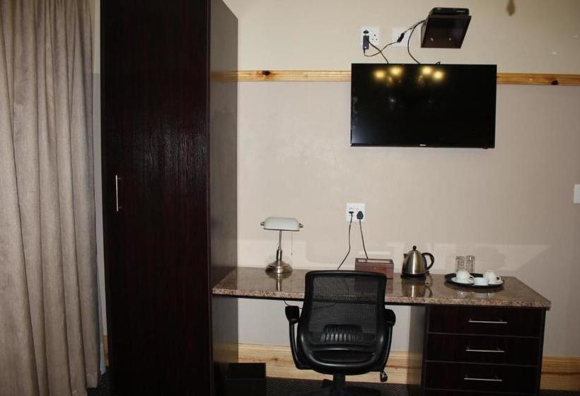 فندق Halfway House