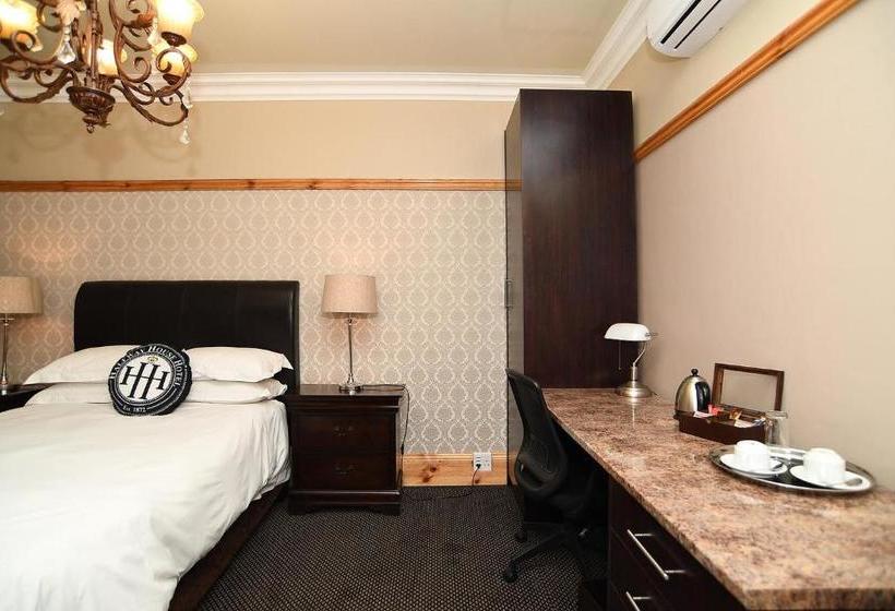 فندق Halfway House