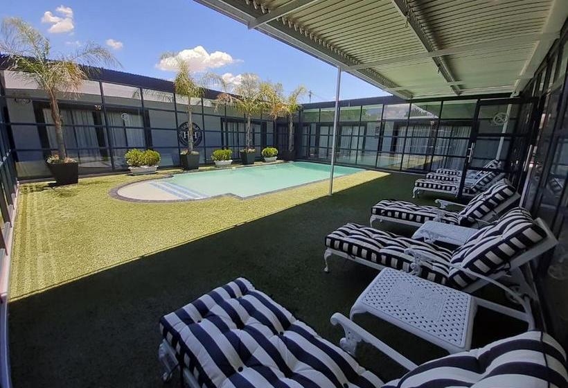 فندق Halfway House