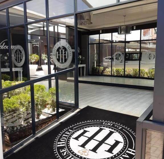 فندق Halfway House