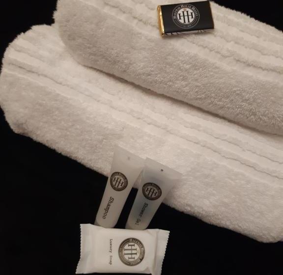 فندق Halfway House