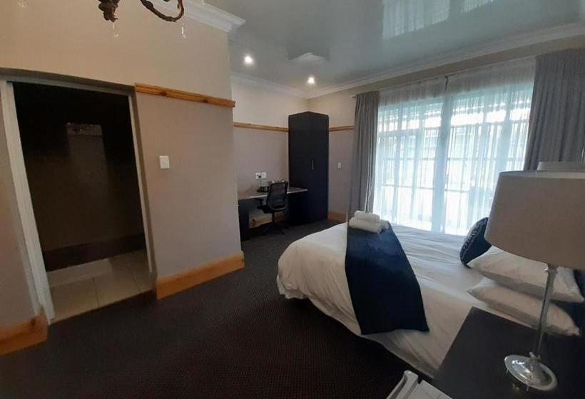 فندق Halfway House