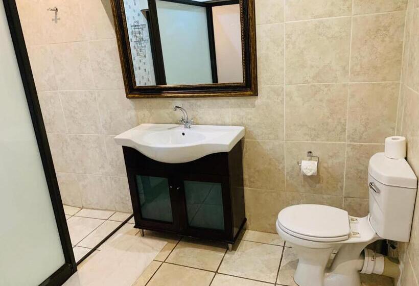 فندق Halfway House