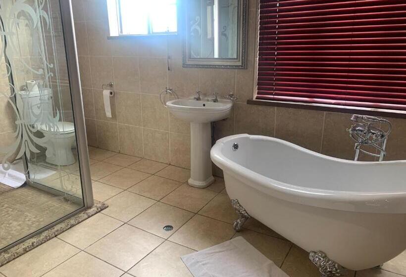 فندق Halfway House