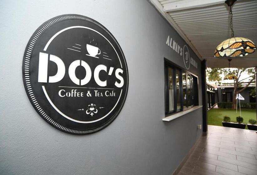 فندق Halfway House