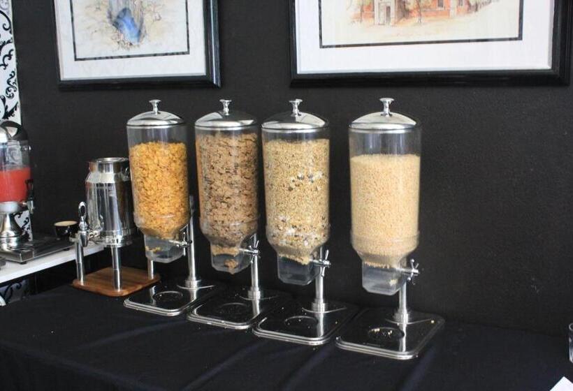 فندق Halfway House