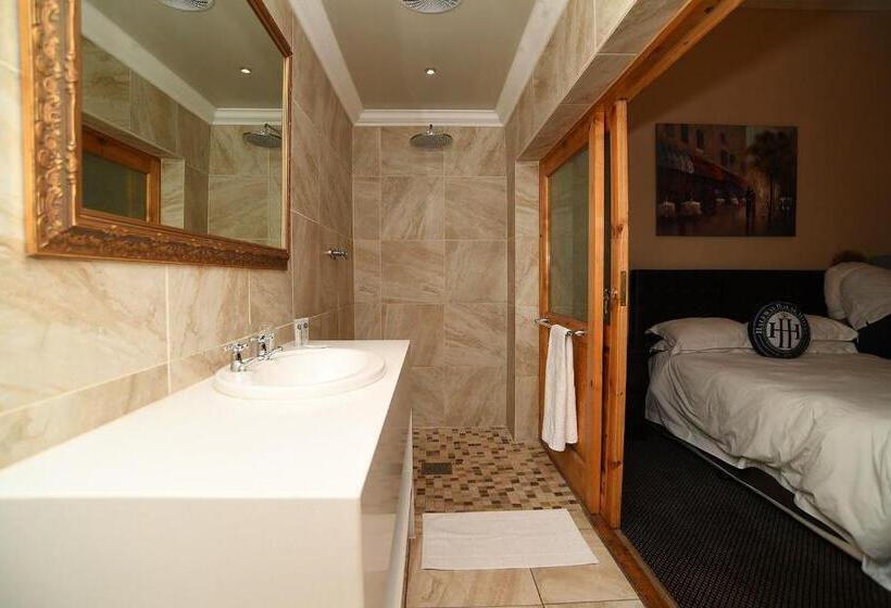 فندق Halfway House