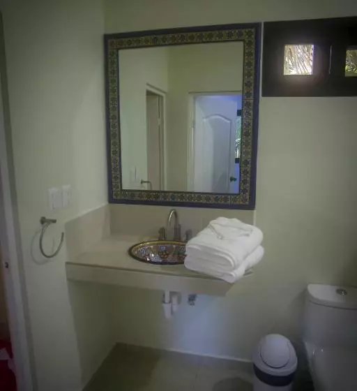 تختخواب و صبحانه The Flycatcher Inn Boutique