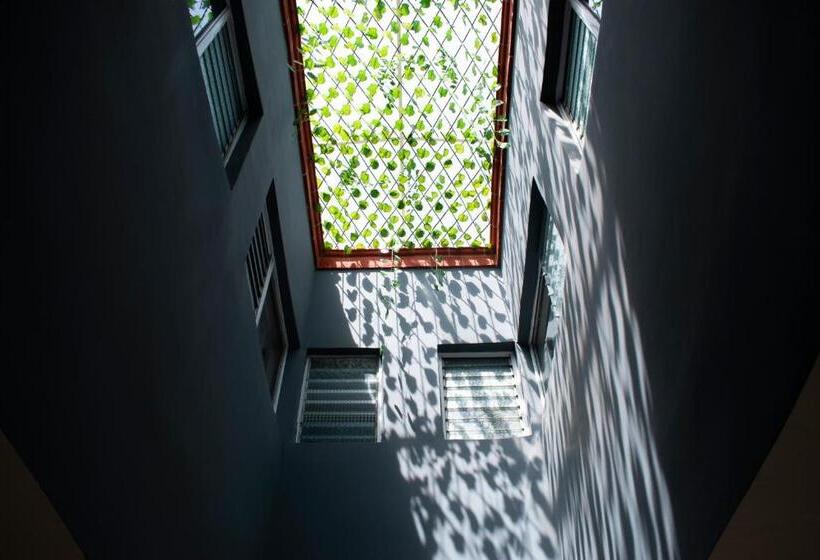 Capital O Hotel Casa Blanca