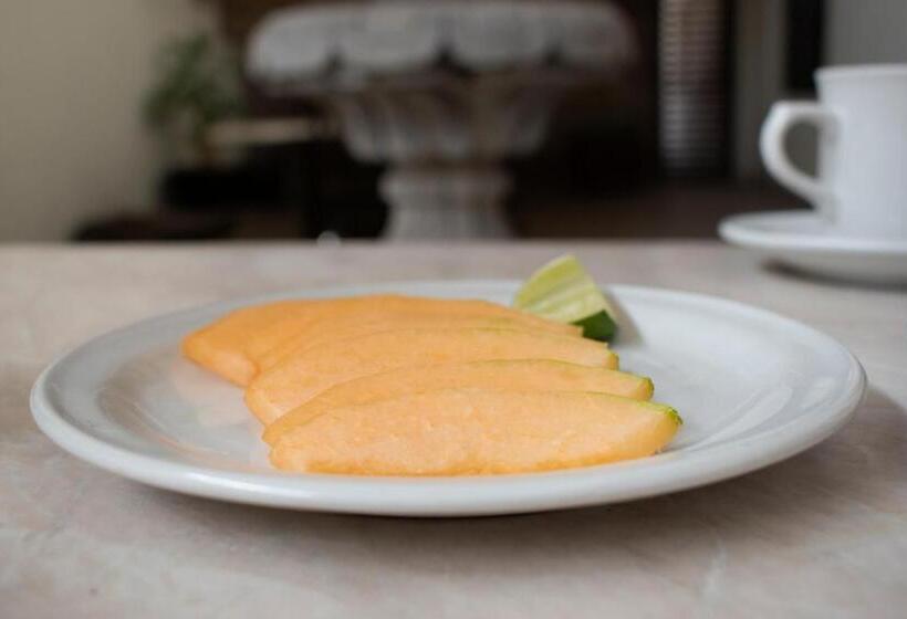 Capital O Hotel Casa Blanca