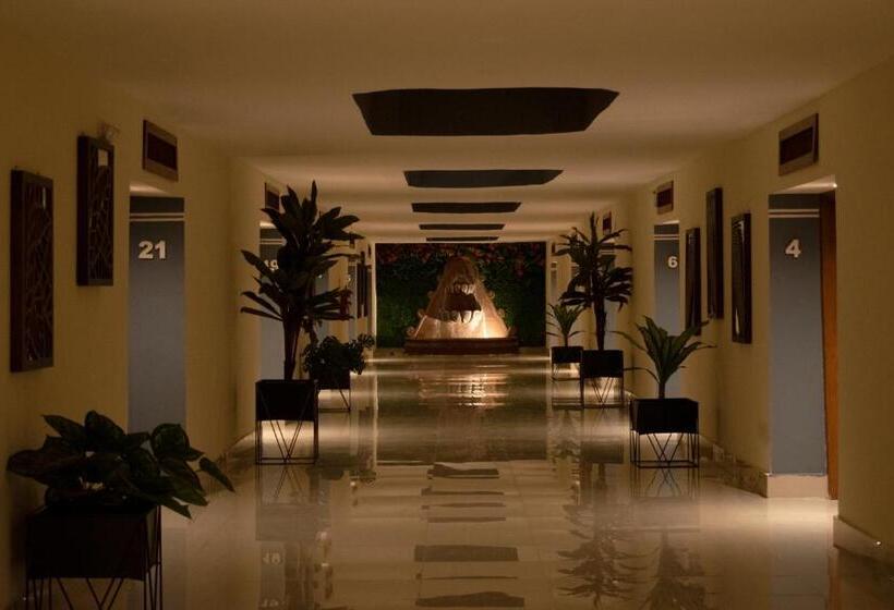 Capital O Hotel Casa Blanca