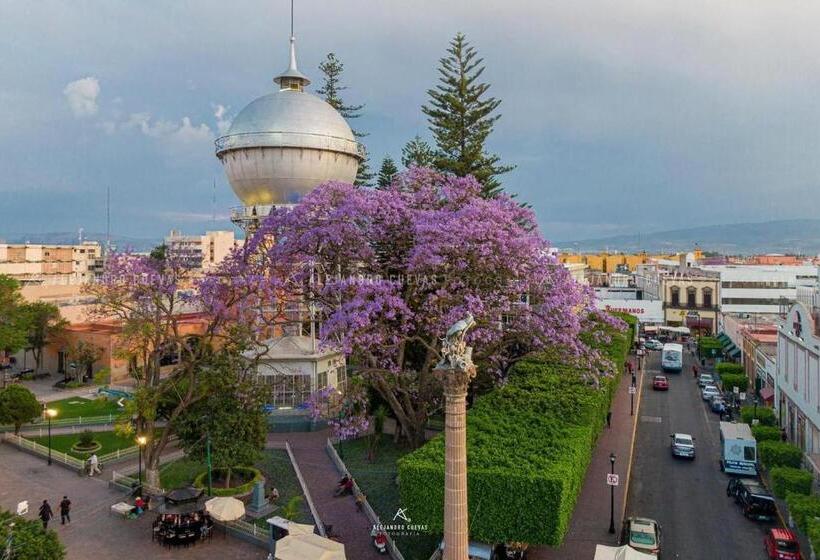 Capital O Hotel Casa Blanca