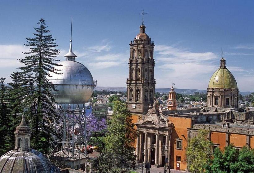 Capital O Hotel Casa Blanca