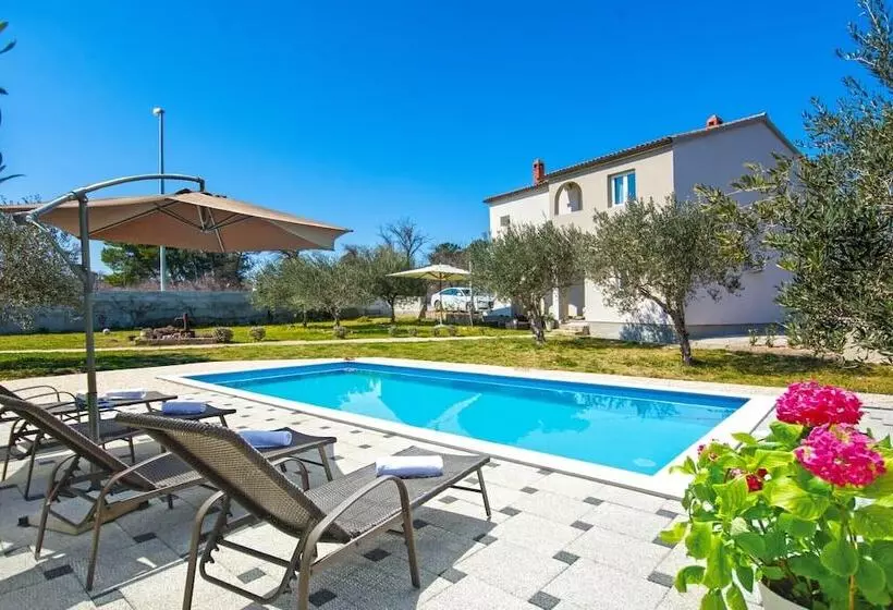 Majatalo Villa Dika Nin