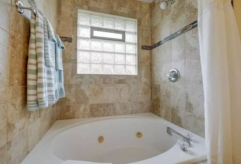 Angola Getaway: Walk To Lake Erie Beach Park!