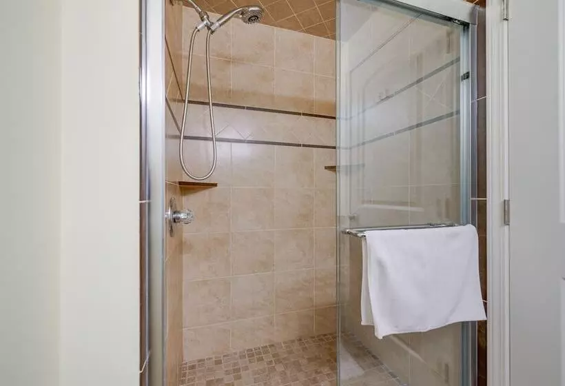 Angola Getaway: Walk To Lake Erie Beach Park!