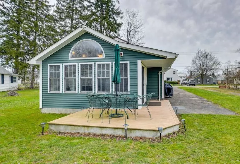 Angola Getaway: Walk To Lake Erie Beach Park!