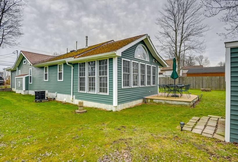 Angola Getaway: Walk To Lake Erie Beach Park!