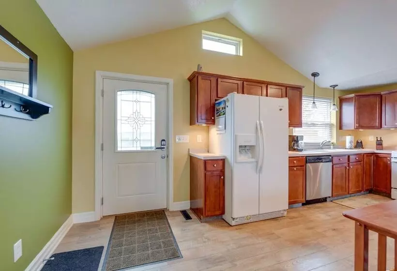 Angola Getaway: Walk To Lake Erie Beach Park!