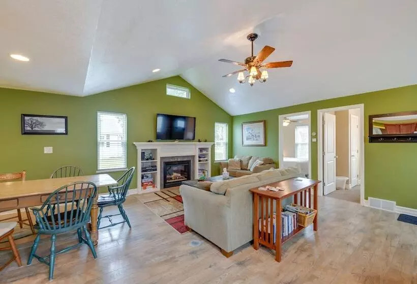 Angola Getaway: Walk To Lake Erie Beach Park!