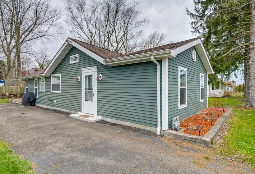 Angola Getaway: Walk To Lake Erie Beach Park!