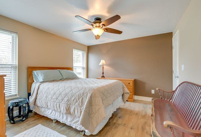 Angola Getaway: Walk To Lake Erie Beach Park!