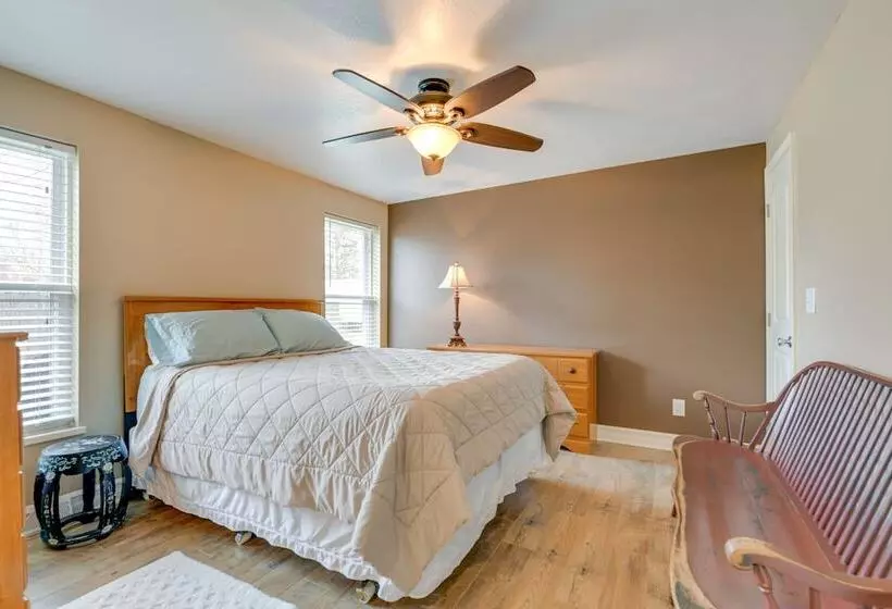 Angola Getaway: Walk To Lake Erie Beach Park!