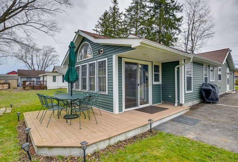 Angola Getaway: Walk To Lake Erie Beach Park!