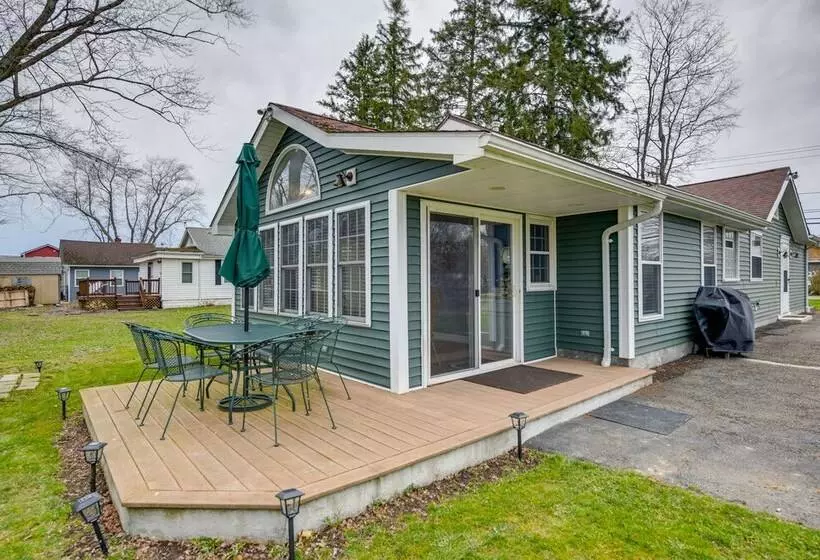 Angola Getaway: Walk To Lake Erie Beach Park!