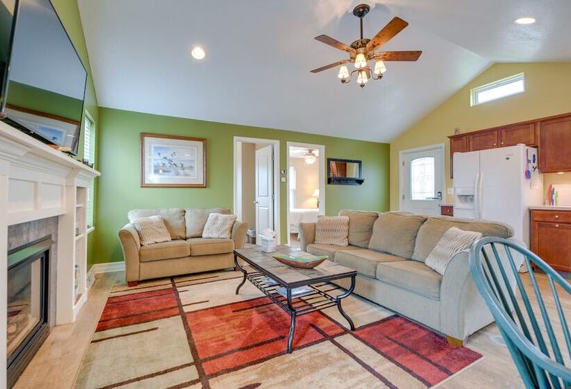 Angola Getaway: Walk To Lake Erie Beach Park!