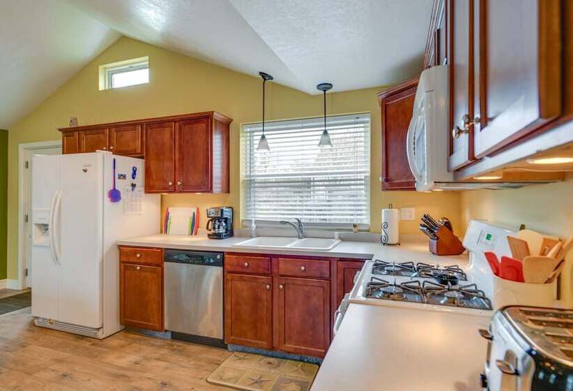 Angola Getaway: Walk To Lake Erie Beach Park!