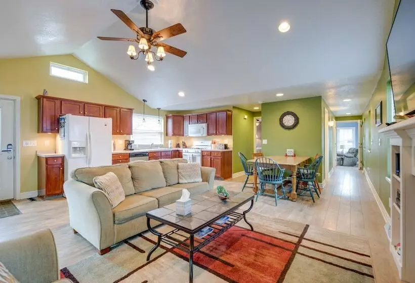 Angola Getaway: Walk To Lake Erie Beach Park!