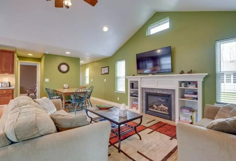 Angola Getaway: Walk To Lake Erie Beach Park!