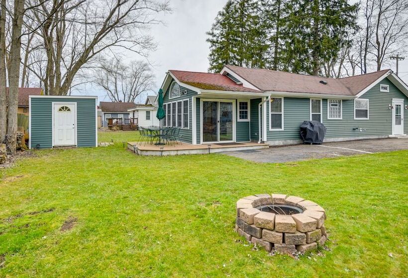 Angola Getaway: Walk To Lake Erie Beach Park!