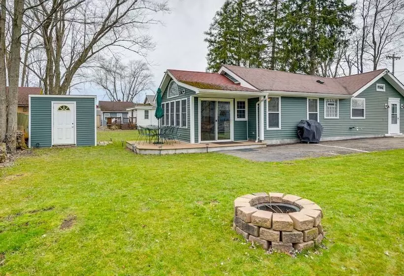 Angola Getaway: Walk To Lake Erie Beach Park!