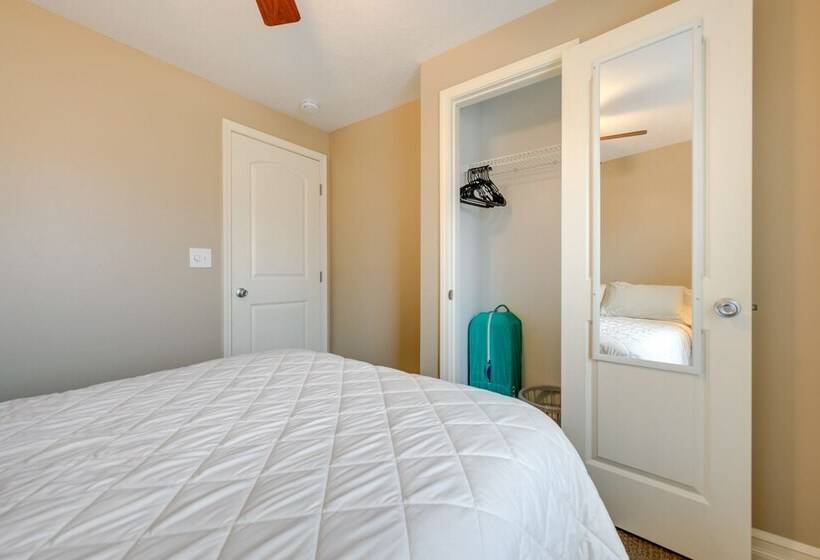 Angola Getaway: Walk To Lake Erie Beach Park!