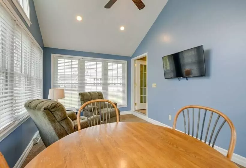 Angola Getaway: Walk To Lake Erie Beach Park!