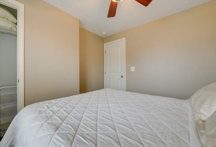 Angola Getaway: Walk To Lake Erie Beach Park!