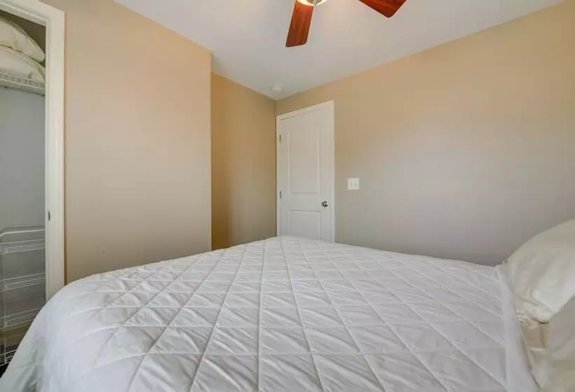 Angola Getaway: Walk To Lake Erie Beach Park!