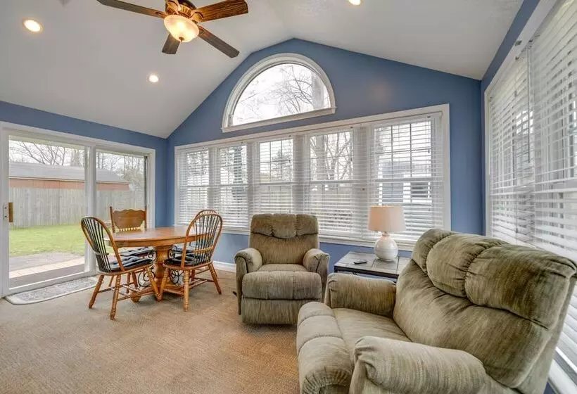 Angola Getaway: Walk To Lake Erie Beach Park!