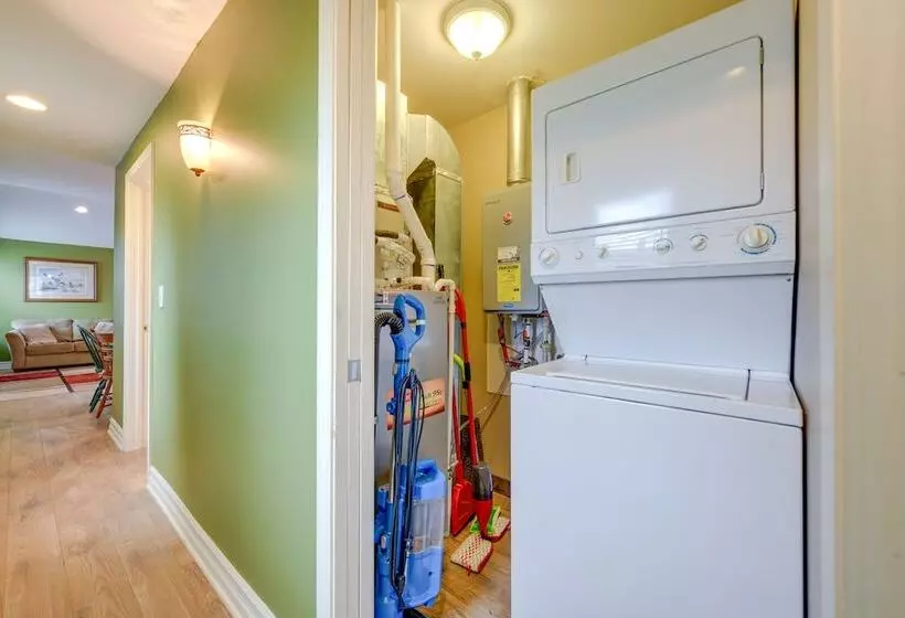 Angola Getaway: Walk To Lake Erie Beach Park!