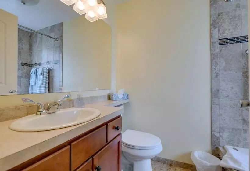 Angola Getaway: Walk To Lake Erie Beach Park!