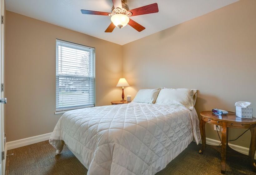 Angola Getaway: Walk To Lake Erie Beach Park!